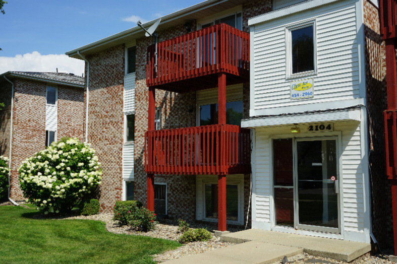 2104 Rainbow Avenue in Bloomington, IL - Building Photo