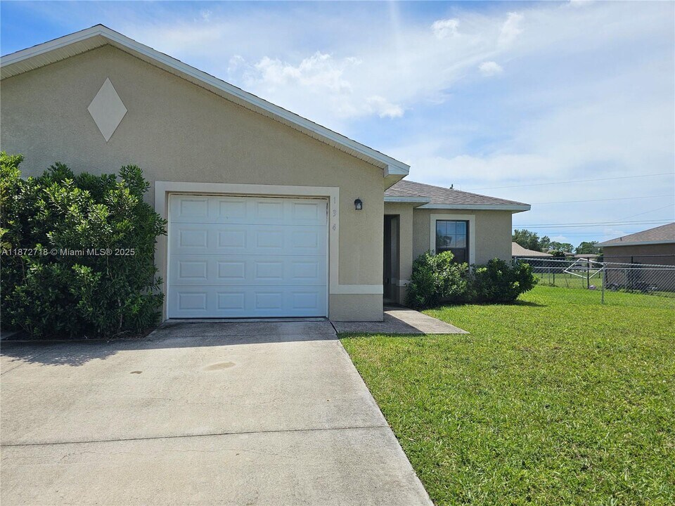 134 SE 12th St in Cape Coral, FL - Foto de edificio