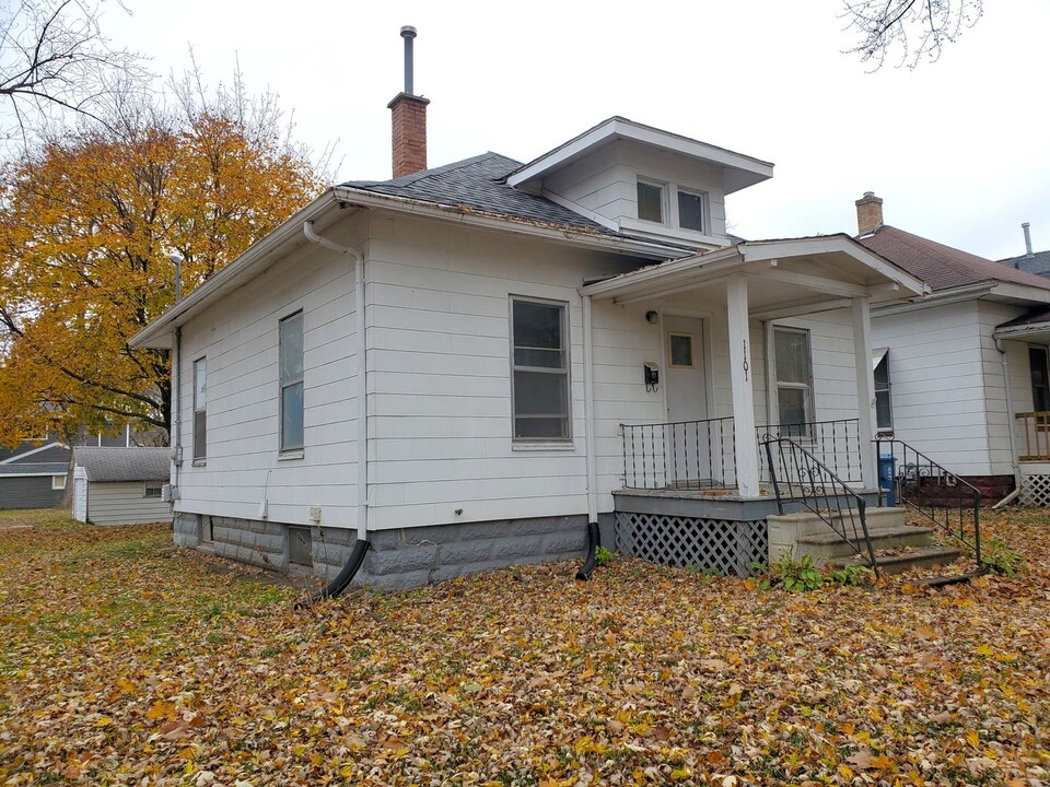 1101 Forest Ave in Waterloo, IA - Foto de edificio