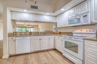 1200 Country Club Dr in Largo, FL - Building Photo - Building Photo