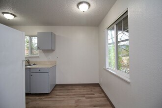 5704 SW Beaverton Hillsdale Hwy in Portland, OR - Foto de edificio - Building Photo