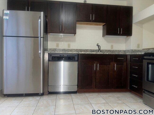 140 N Beacon St, Unit A3 in Boston, MA - Building Photo - Building Photo