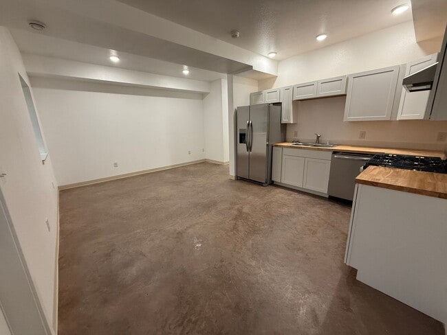 413 E 8th Ave in North Pole, AK - Building Photo - Building Photo