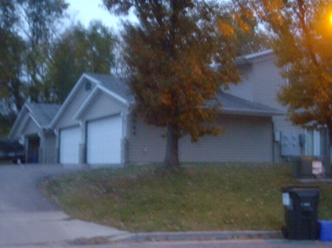 3563 E Meadows Pl in Eau Claire, WI - Foto de edificio - Building Photo