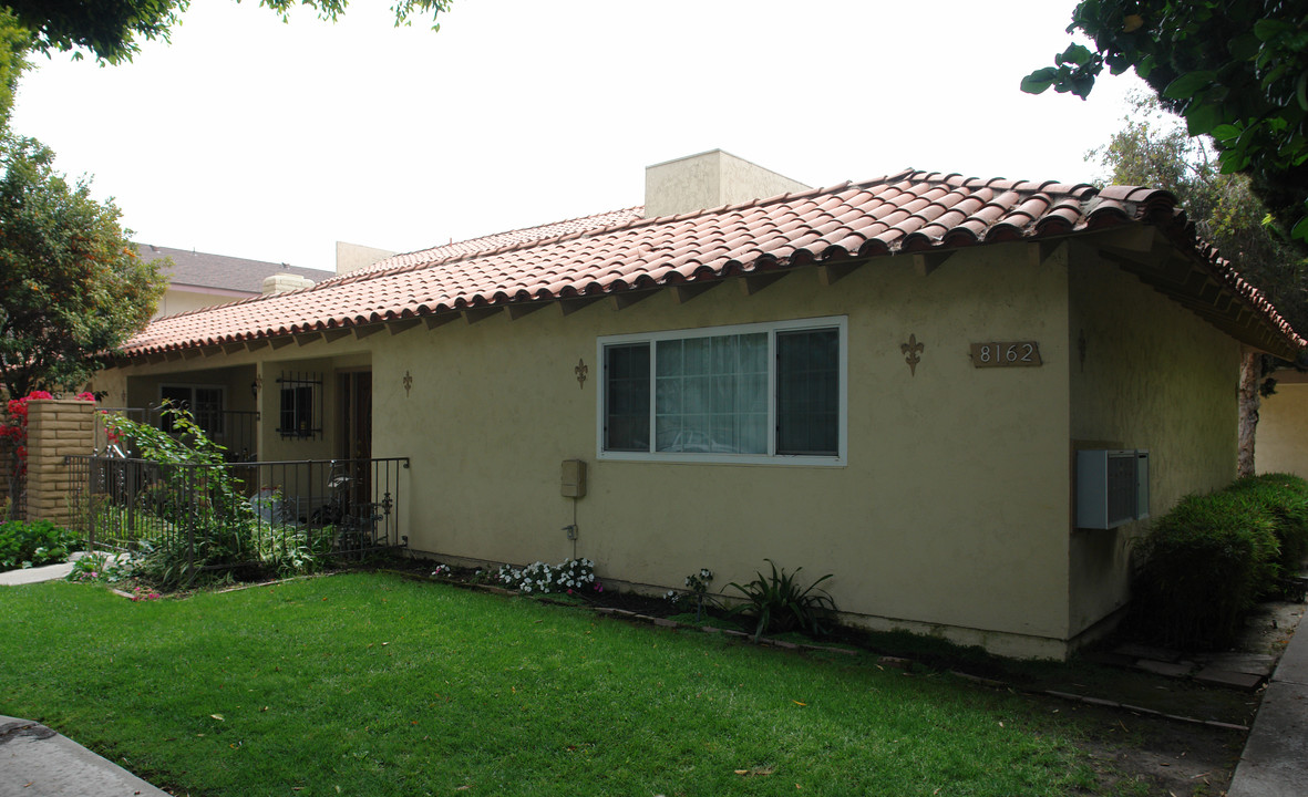 8142 La Paz Dr in Huntington Beach, CA - Building Photo