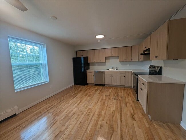 444 Woodward Rd in North Providence, RI - Foto de edificio - Building Photo