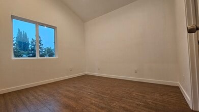 15011 Hartland St, Unit 15013 in Van Nuys, CA - Foto de edificio - Building Photo