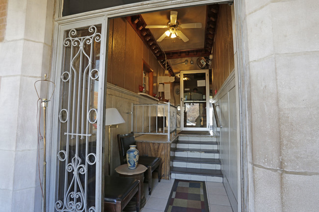 Queen's Place in Chicago, IL - Building Photo - Interior Photo