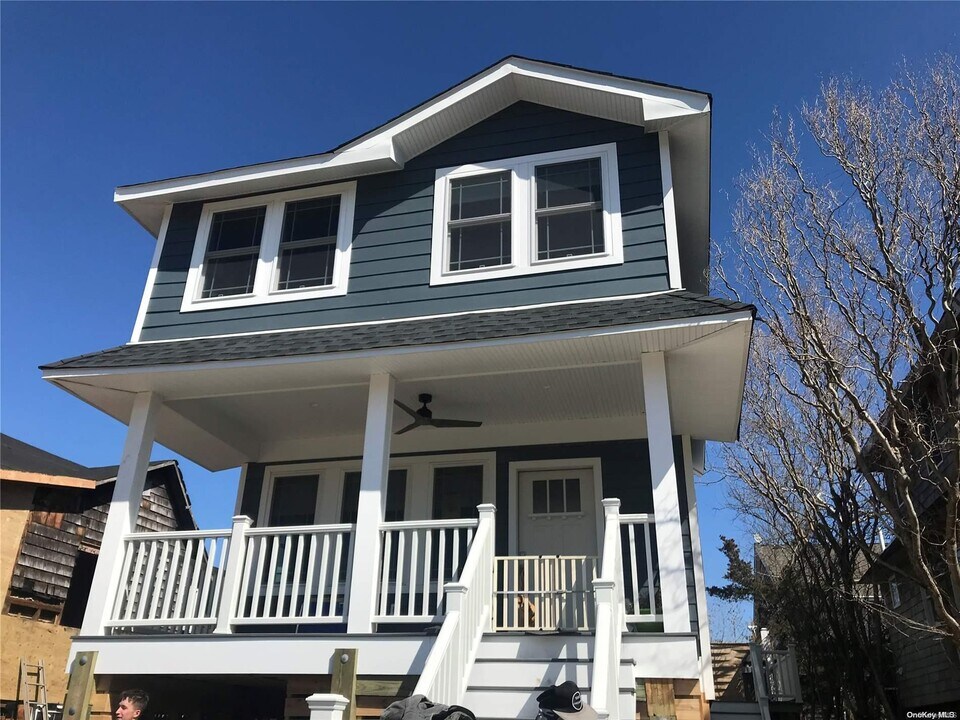 446 Dehnhoff Walk in Islip, NY - Building Photo