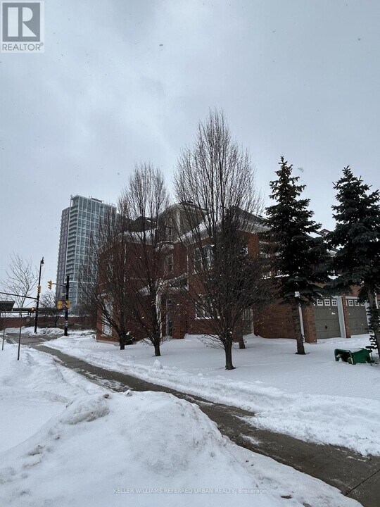 52 Commuter Dr in Brampton, ON - Building Photo