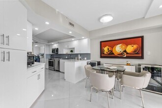 1900 Consulate Pl in West Palm Beach, FL - Building Photo - Building Photo