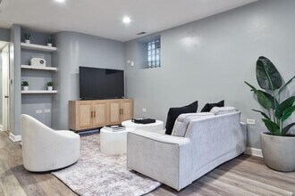 3018 N Clybourn Ave in Chicago, IL - Building Photo - Building Photo