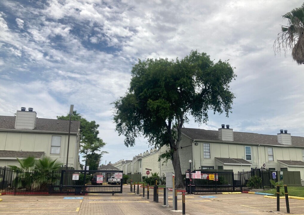 8714 Village of Fondren in Houston, TX - Foto de edificio