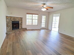 206 Sandspur Ct in Raeford, NC - Foto de edificio - Building Photo