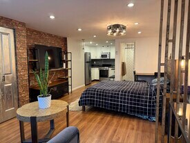 42 Willow Wood Ct in East Rutherford, NJ - Building Photo