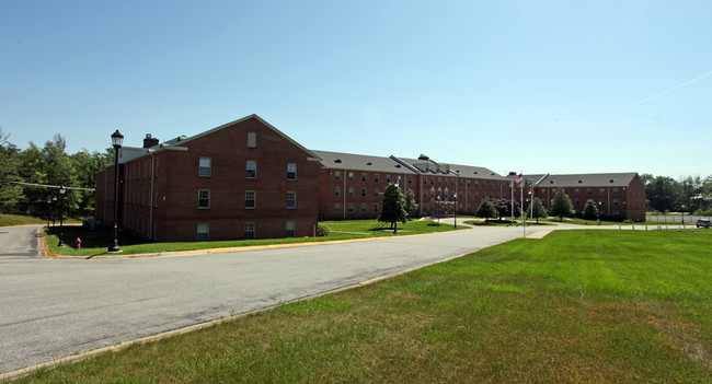 Holly Hall in Silver Spring, MD - Foto de edificio - Building Photo