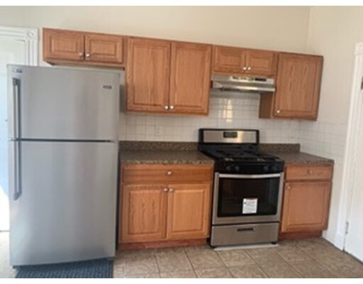 142 Dakota St in Boston, MA - Building Photo