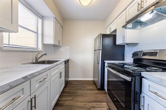 210 W Lake Dr in Taylor, TX - Building Photo - Building Photo