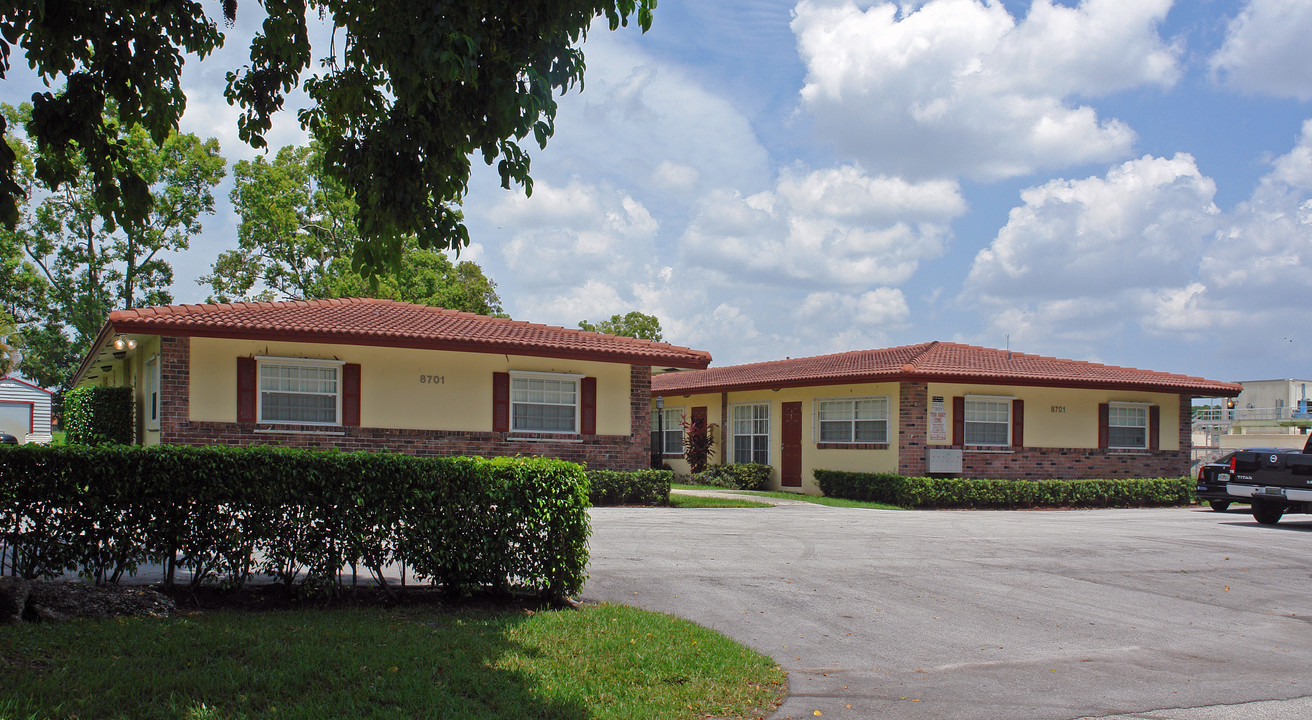 8701 NW 38th Dr in Coral Springs, FL - Foto de edificio