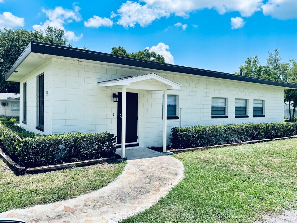 1501 Akron Dr in Leesburg, FL - Foto de edificio