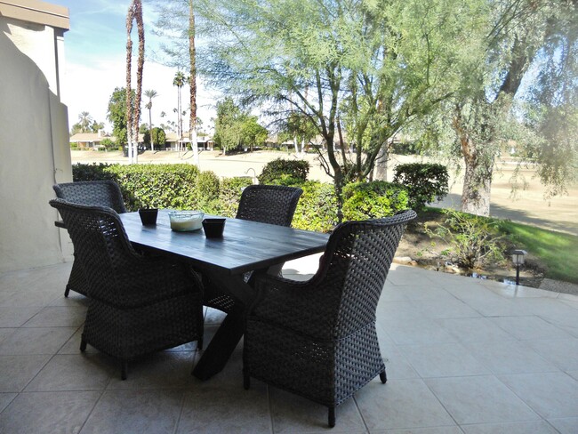 172 Gran Via in Palm Desert, CA - Foto de edificio - Building Photo