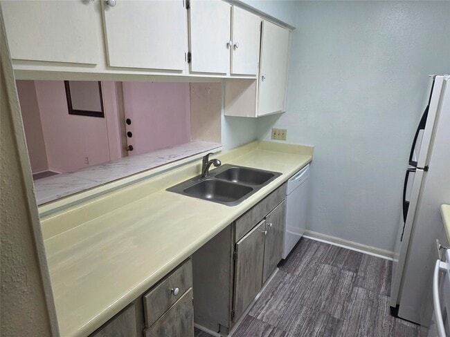 property at 3025 Walnut Bend Ln