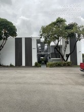 Taft Plaza Apartments in Hollywood, FL - Building Photo - Building Photo