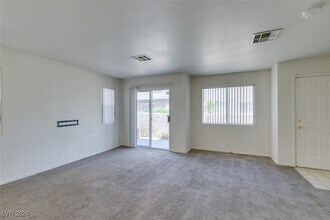 5582 Davies Dr in Las Vegas, NV - Building Photo - Building Photo