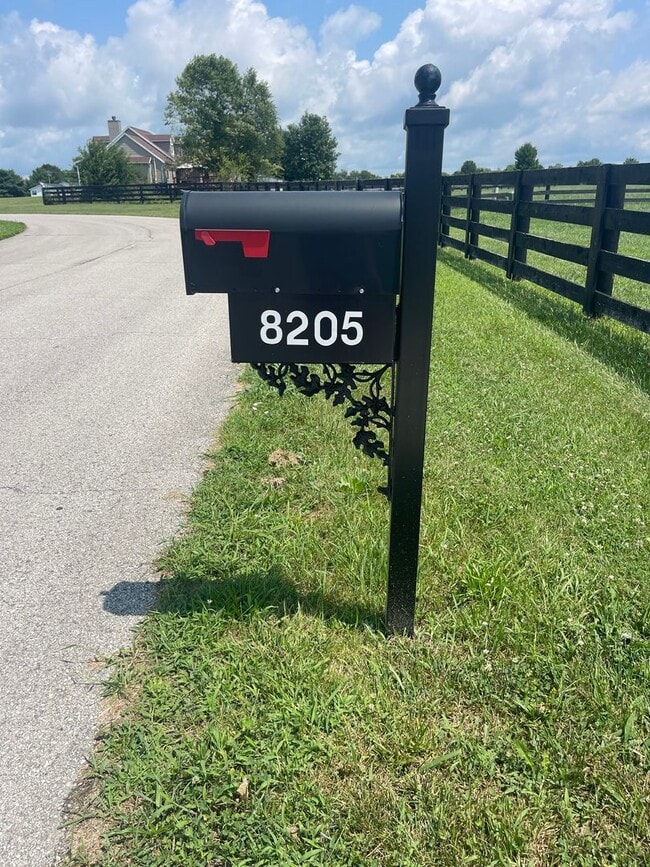 8205 Amelia Ct in Charlestown, IN - Building Photo - Building Photo