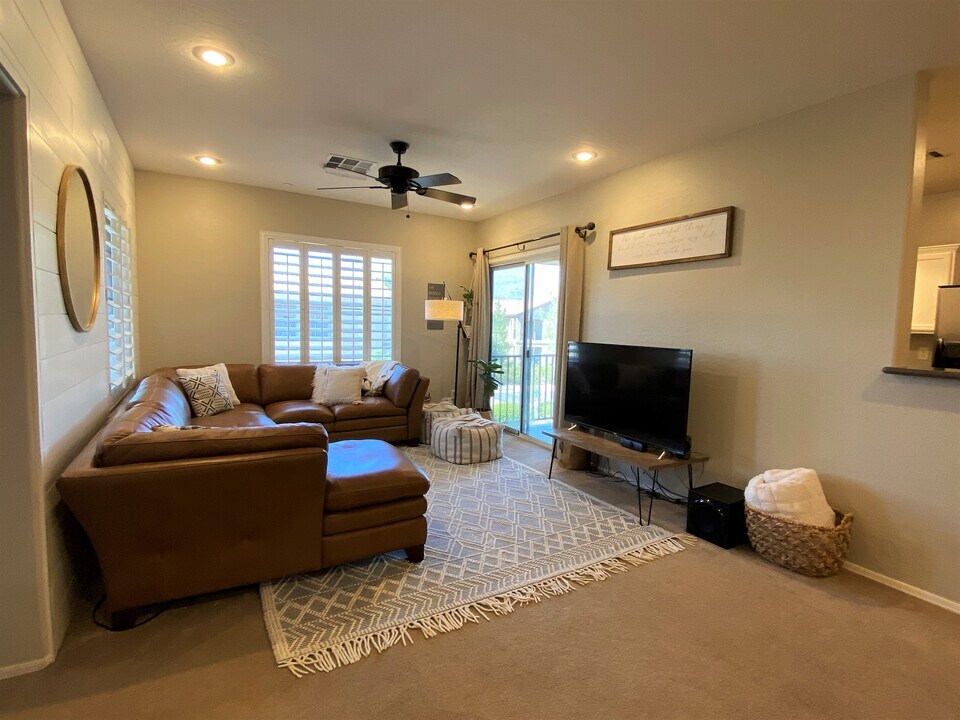 4685 Apulia Dr, Unit 201 in North Las Vegas, NV - Foto de edificio