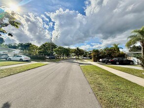 8855 SW 17th Terrace in Miami, FL - Building Photo - Building Photo