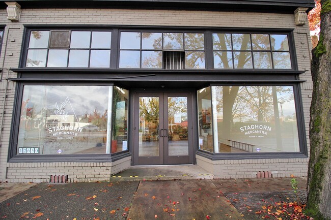12610 SW Farmington Rd in Beaverton, OR - Foto de edificio - Building Photo