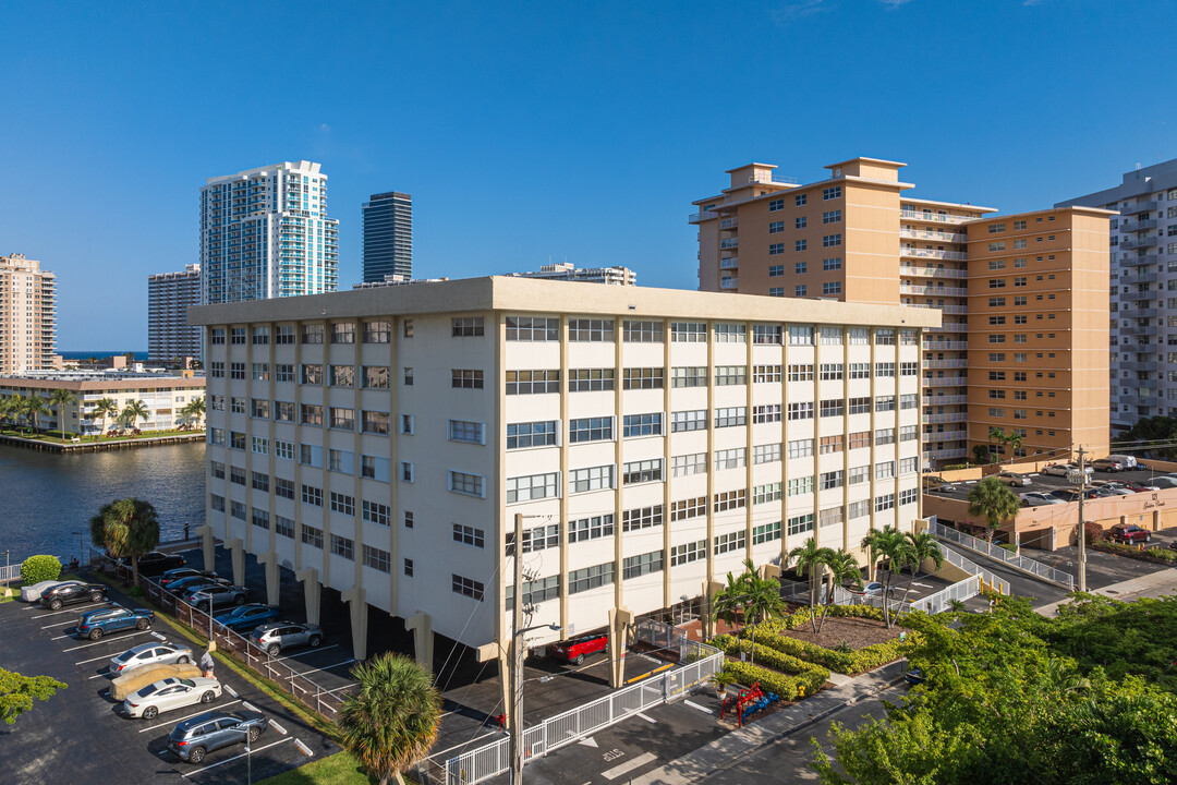 Golden Sails Condominiums in Hallandale Beach, FL - Building Photo