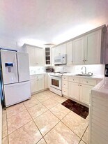 20500 W Country Club Dr, Unit 410 in Miami, FL - Building Photo
