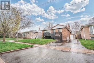 28 Prince Charles Dr in Halton Hills, ON - Building Photo - Building Photo