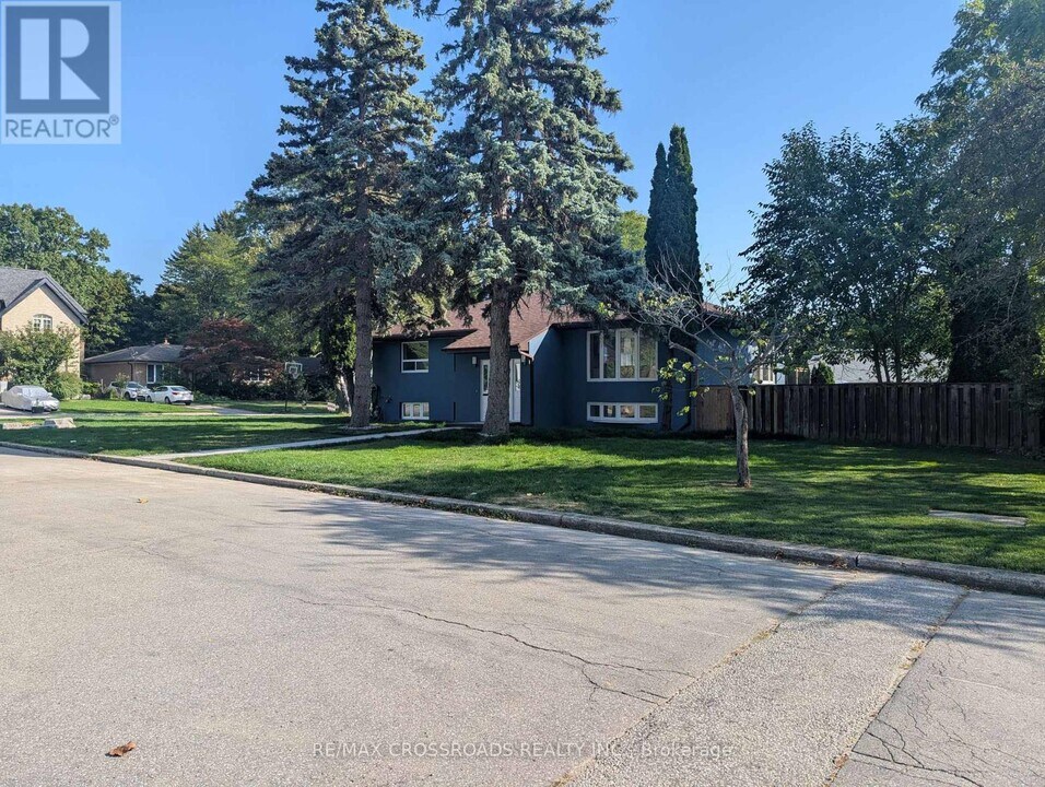 10 Tangmere Rd in Toronto, ON - Building Photo