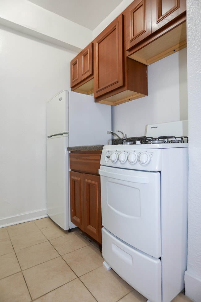 6166 N Winthrop Ave, Unit #103