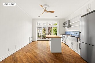 556 Washington Ave in Brooklyn, NY - Foto de edificio - Building Photo