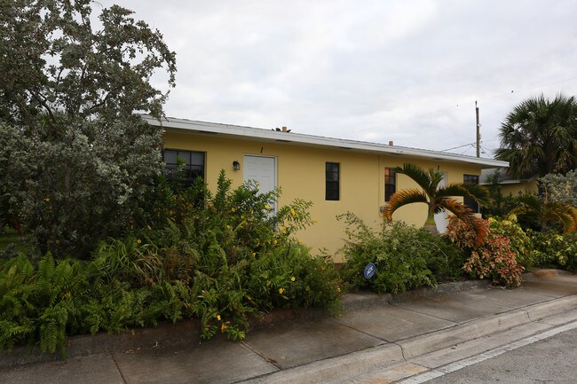 1102 N Federal Hwy in Lake Worth, FL - Building Photo - Building Photo