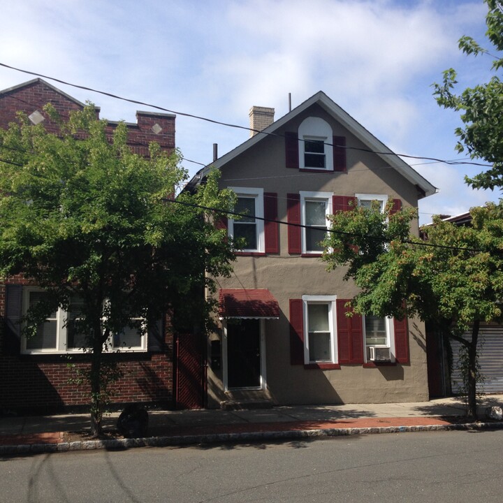 32 Grant St in Montclair, NJ - Building Photo