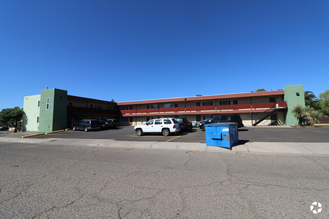 Las Vistas in Albuquerque, NM - Building Photo