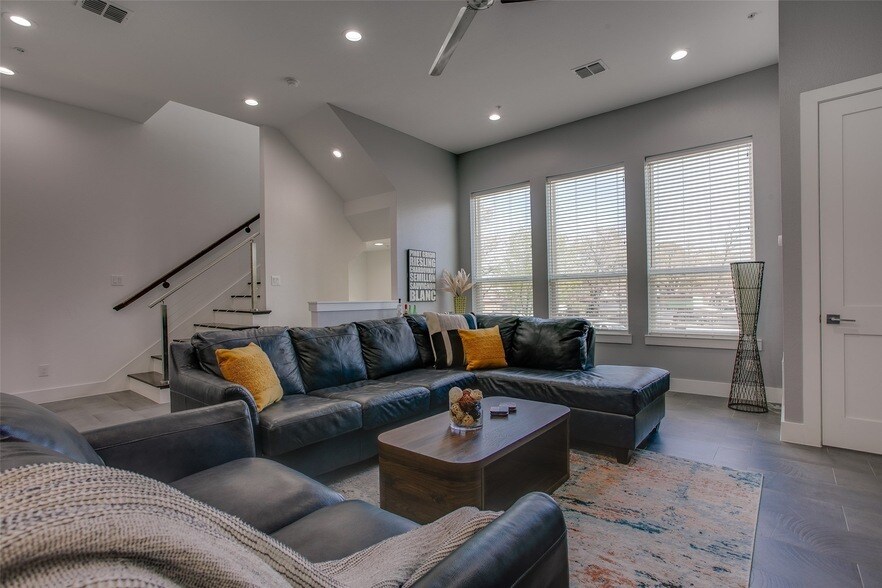 2239 Lovedale Ave, Unit 105 in Dallas, TX - Building Photo