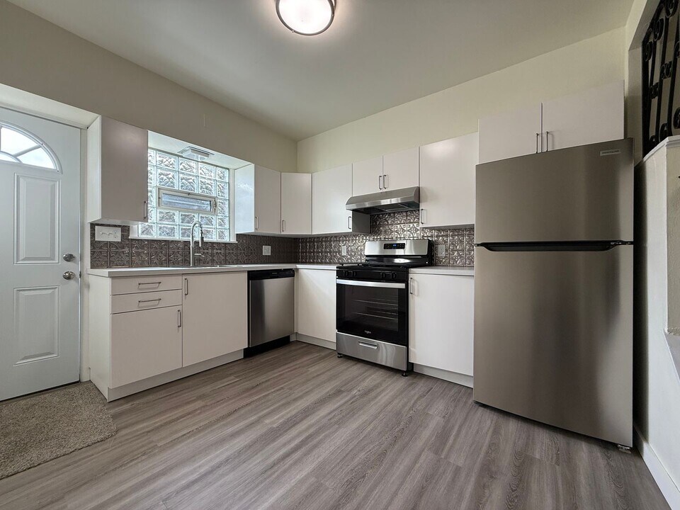 325 Bassler St in Pittsburgh, PA - Building Photo