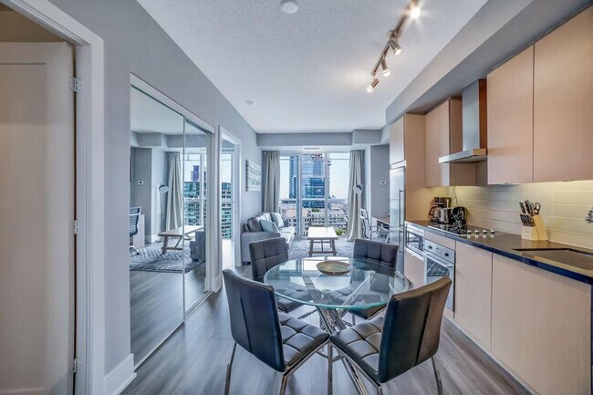 299 Front St W in Toronto, ON - Building Photo - Building Photo