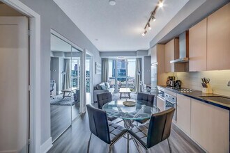 277 Front St W in Toronto, ON - Building Photo - Building Photo