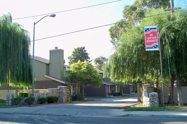 Willow Lakes Apartments in Corcoran, CA - Foto de edificio - Building Photo