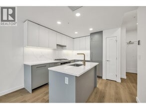 375 Clayton St in Coquitlam, BC - Building Photo - Building Photo