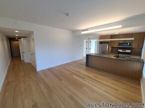 83 Gardner St, Unit 310 in Boston, MA - Foto de edificio - Building Photo