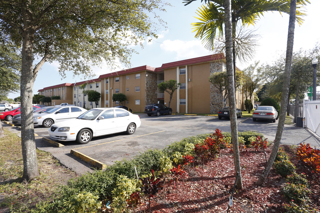 Benway Villas in Hialeah, FL - Building Photo