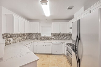 719 Peach St in Arlington, TX - Building Photo - Building Photo